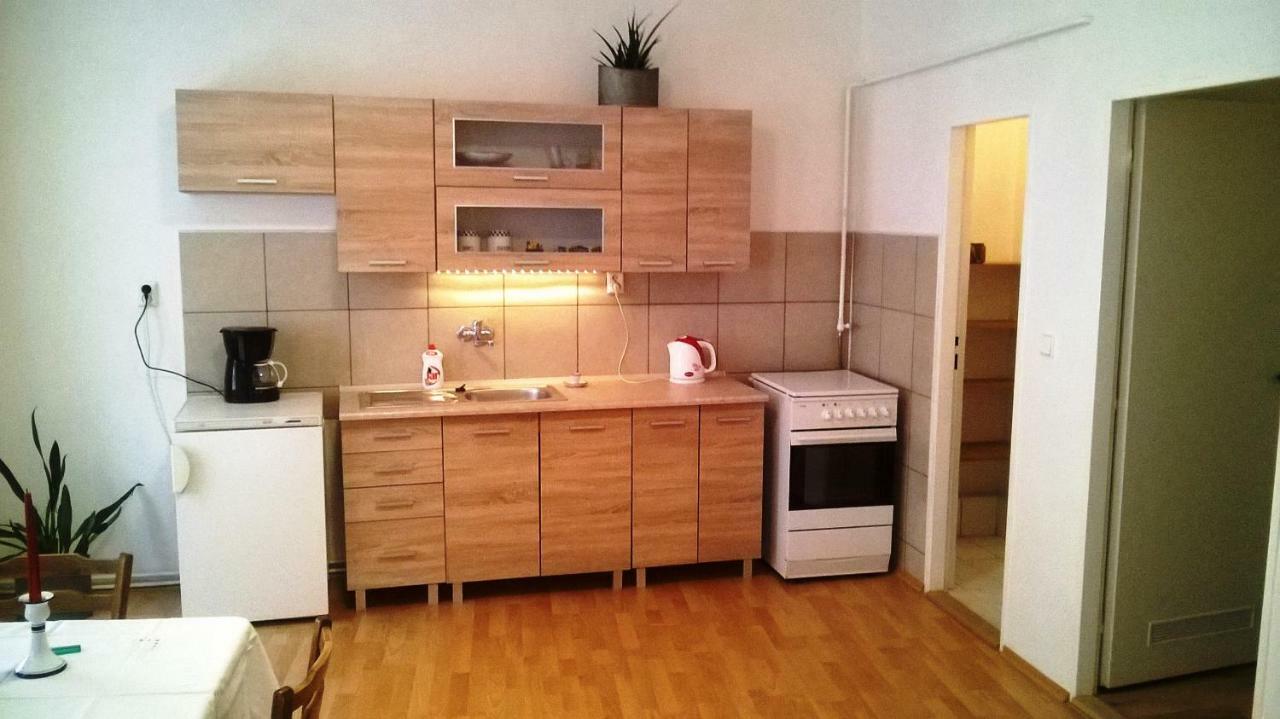 Skromny Apartman V Centru Chebu Exterior photo